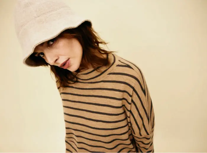 By Basics 4025 bluse med vidde og turtleneck i merinould, camel/ coffee stribet