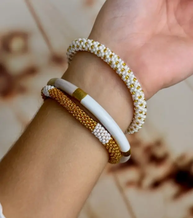 Maison Kizo Nepal armbånd af glasperler, #01 hvidt og guld