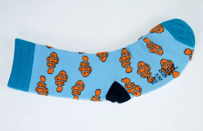 Doris & Dude strømper i bambus/øko bomuld, blå med klovnefisk