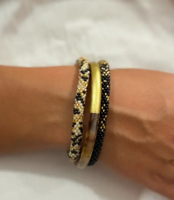 Maison Kizo Nepal armbånd af glasperler, #03 sort og guld