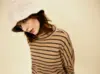 By Basics 4025 bluse med vidde og turtleneck i merinould, camel/ coffee stribet