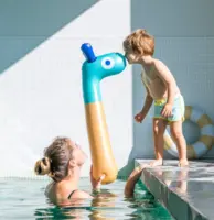 Quut Noodle badedyr 85 cm - giraf eller dino