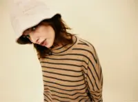 By Basics 4025 bluse med vidde og turtleneck i merinould, camel/ coffee stribet